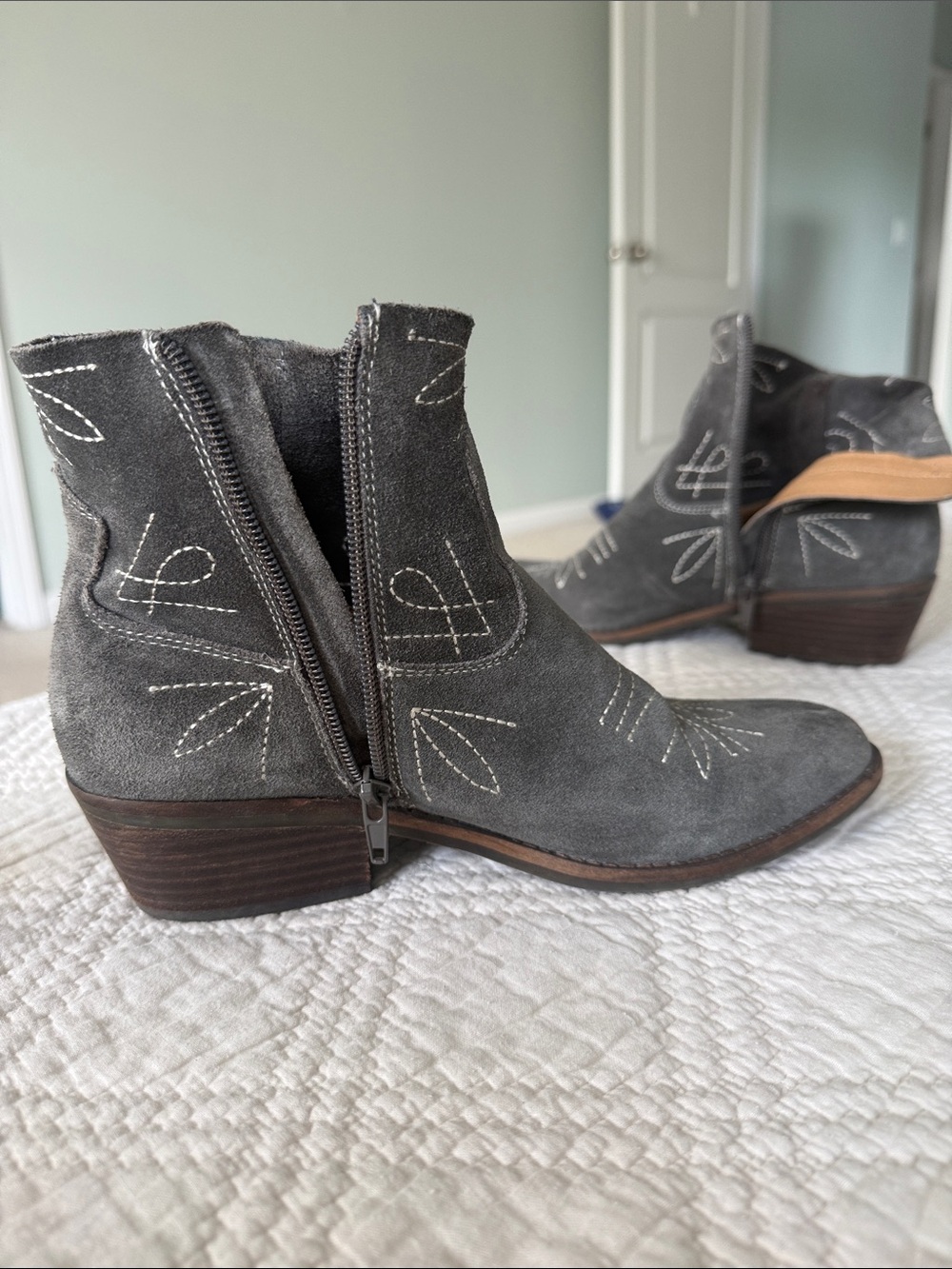 Lucky Brand LK-FLORINIAH Gray Suede Western Ankle Boots US7 Contrast Stitching - Picture 10 of 12